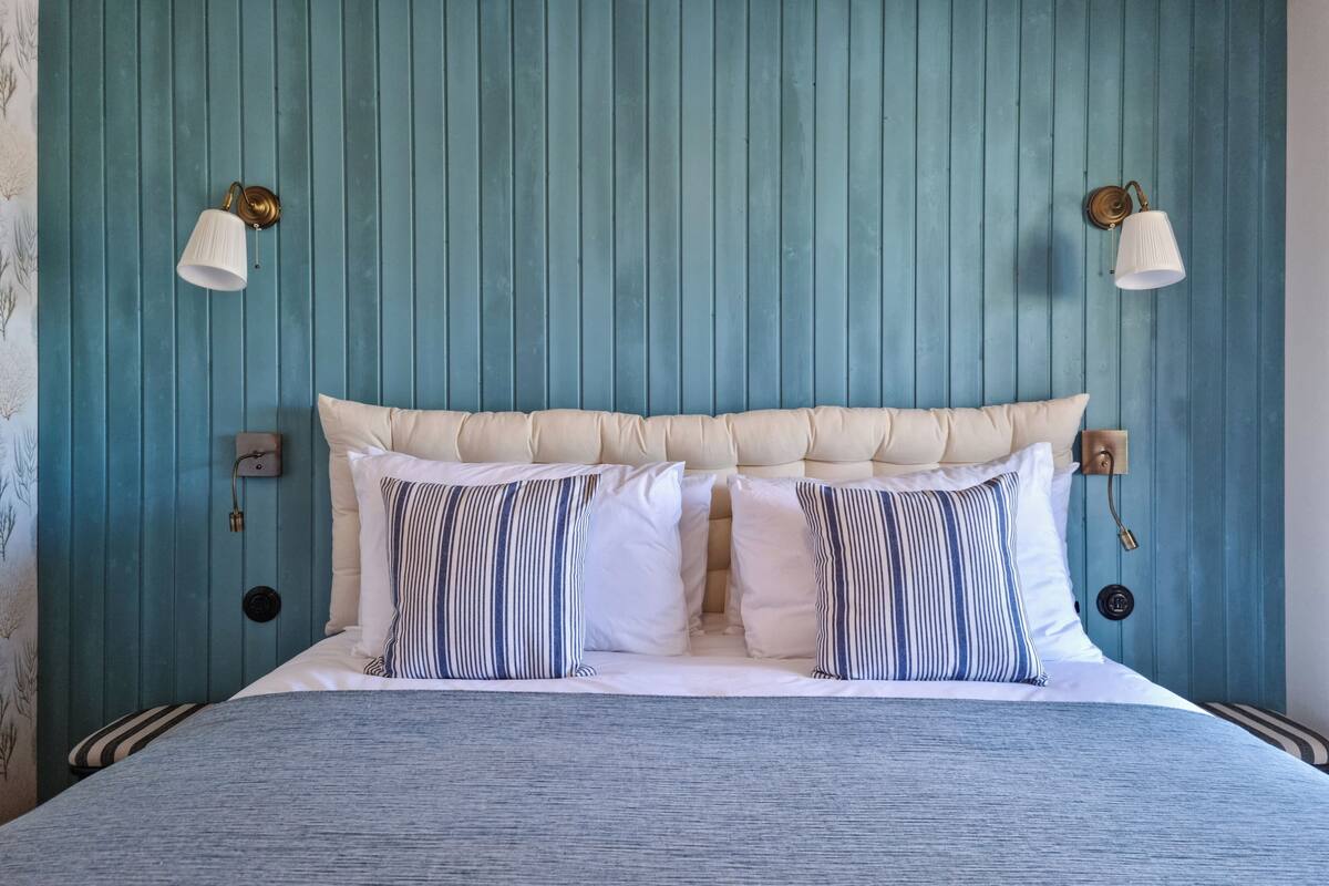 Iron/ironing board (on request), WiFi (free), bed sheets