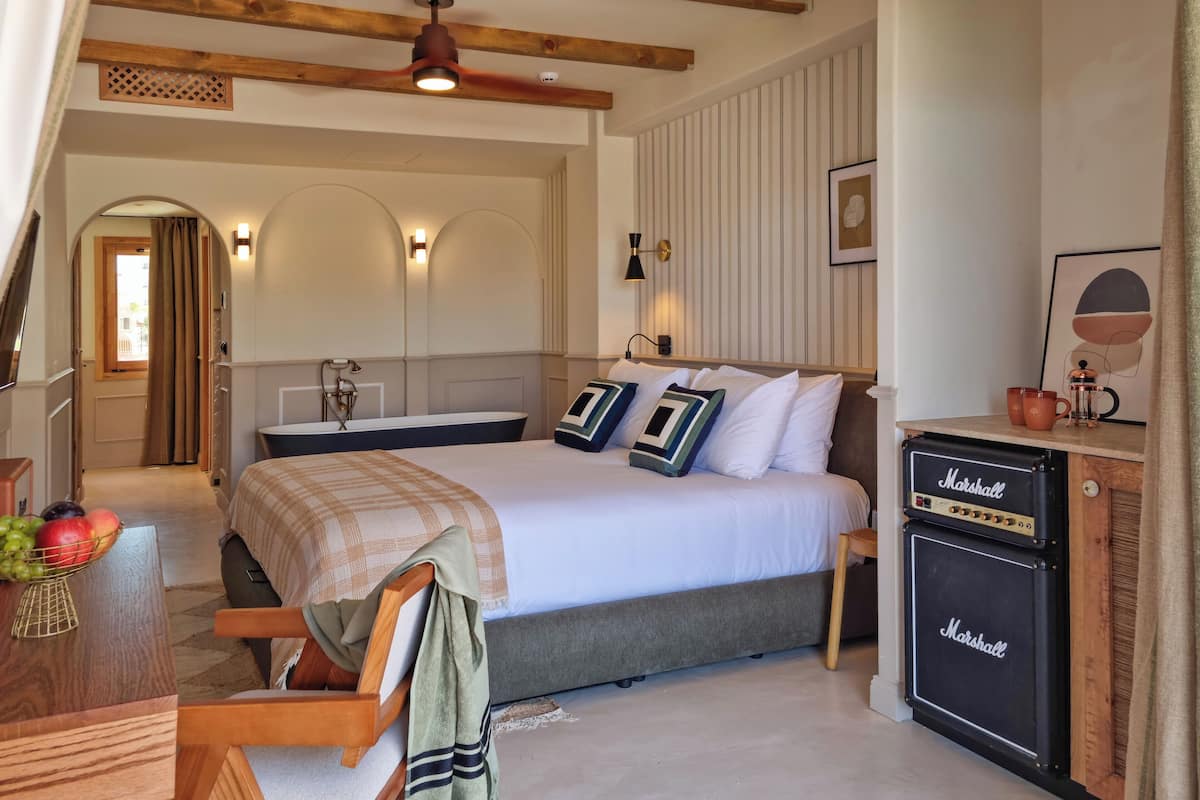 Junior-Suite, Balkon, Meerblick | Bügeleisen/Bügelbrett, kostenloses WLAN, Bettwäsche