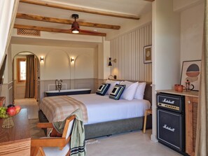 Tabla de planchar con plancha, wifi gratis y ropa de cama 