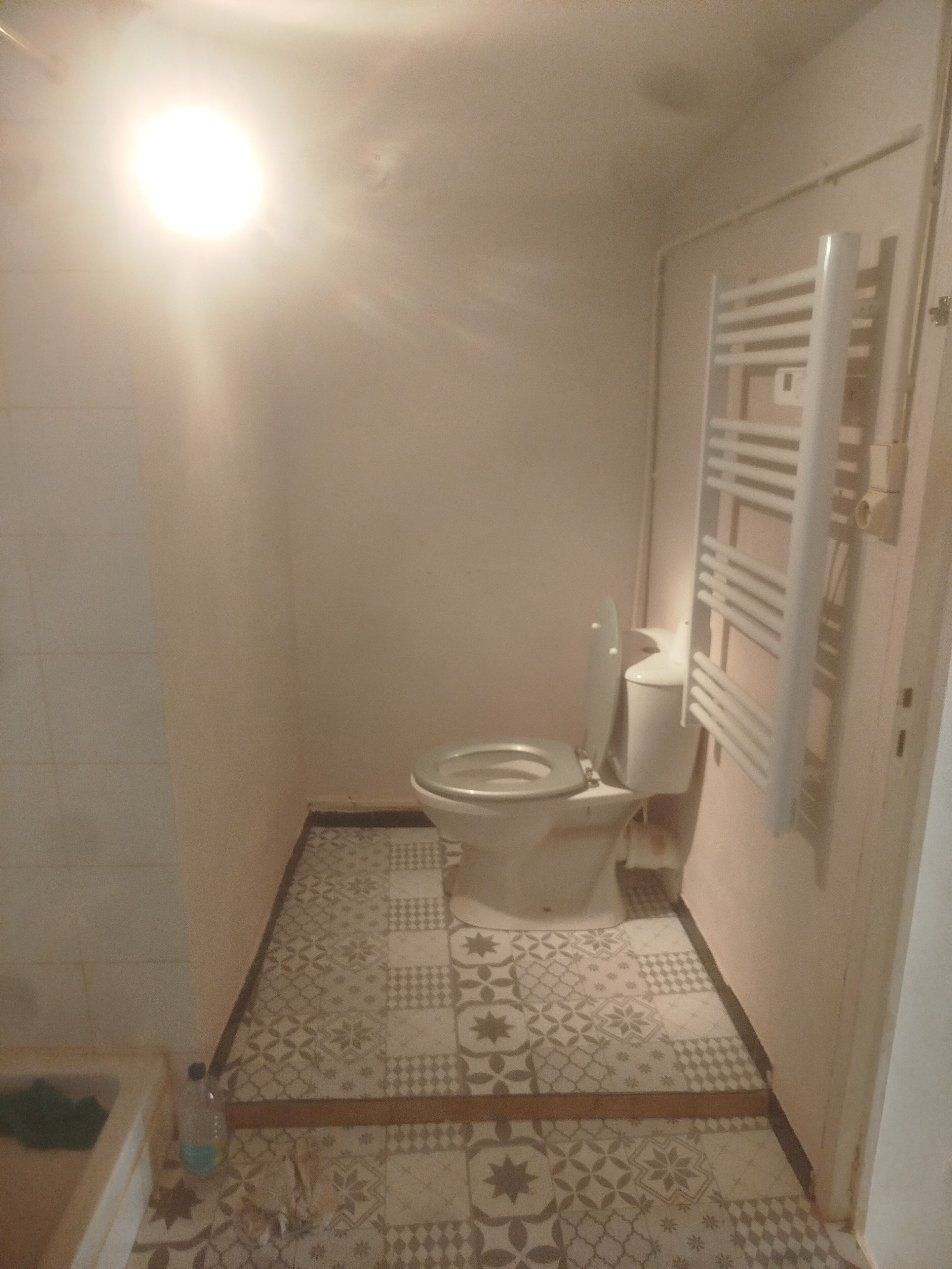 Chuveiro, secador de cabelo, toalhas de banho, sabonete