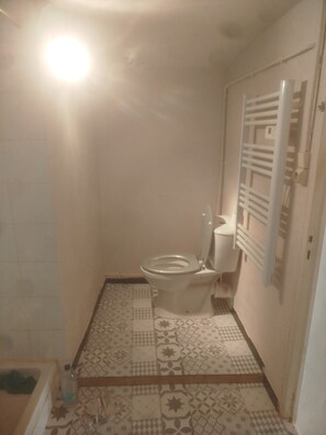 Douche, sĂšche-cheveux, serviettes fournies, savon