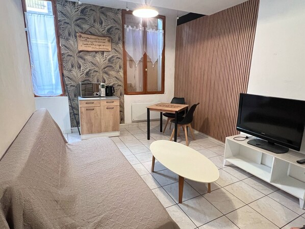 Een bureau, gratis wifi, beddengoed