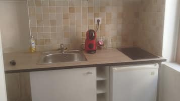 Kühlschrank, Mikrowelle, Herdplatte, Wasserkocher mit Kaffee-/Teezubehör