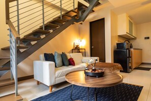 Apartment, 1 Bedroom, Balcony, City View | Living room - Luxury Cozy Stylish Loft in Makati (Makati)