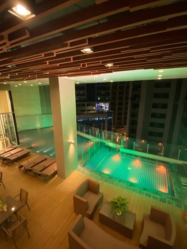Pool - Luxury Cozy Stylish Loft in Makati (Makati)