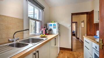 Réfrigérateur, micro-ondes, four, bouilloire électrique