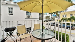 Outdoor dining - Chic 1-Bedroom Apt Steps from the Beach in Beautiful Miami Beach (Miami Beach)