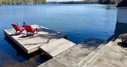 Bayside Retreat: Cozy Cottage w Stunning Lake View