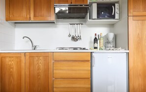 Réfrigérateur, micro-ondes, plaque de cuisson, grille-pain
