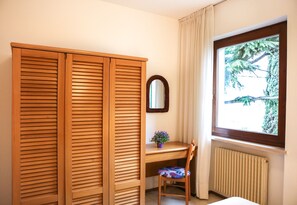Ferros/tábuas de passar roupa, berço de viagem, Wi-Fi, roupa de cama