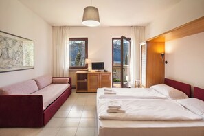 Ferros/tábuas de passar roupa, berço de viagem, Wi-Fi, roupa de cama