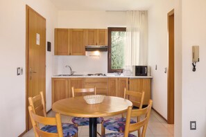 Kühlschrank, Mikrowelle, Herdplatte, Toaster