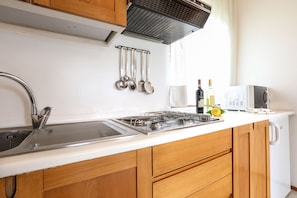 Réfrigérateur, micro-ondes, plaque de cuisson, grille-pain