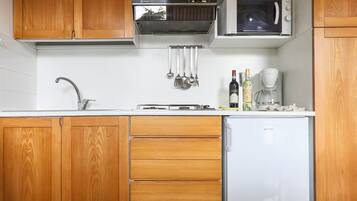 Frigorífico, microondas, placa de cocina y tostadora