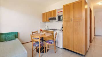 Kühlschrank, Mikrowelle, Herdplatte, Toaster