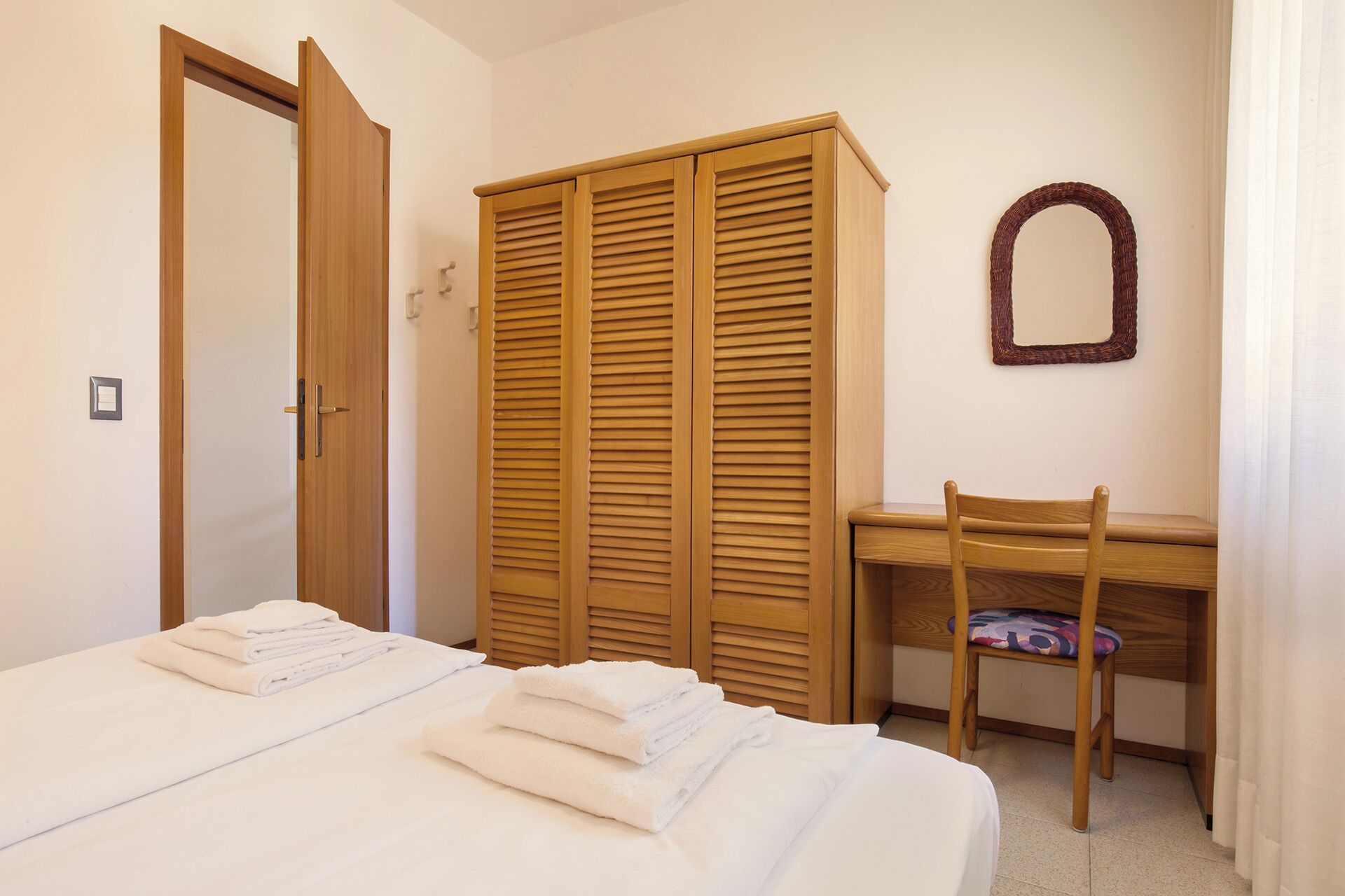 Tabla de planchar con plancha, cuna de viaje, wifi y ropa de cama