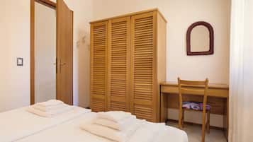 Tabla de planchar con plancha, cuna de viaje, wifi y ropa de cama