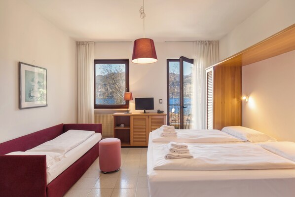 Fer et planche à repasser, lit de bébé portatif, Wi-Fi, literie fournie