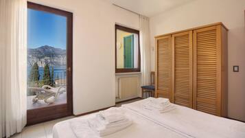 Ferros/tábuas de passar roupa, berço de viagem, Wi-Fi, roupa de cama