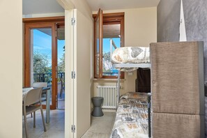 2 bedrooms, travel cot, WiFi, bed sheets