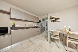 Fridge, microwave, oven, stovetop - Residence Lilly-APT Calafai- Garden with lake view, Residence Lilly - APT Calafai - Giardino vista l (Malcesine)