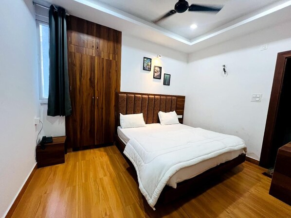 Desk, laptop workspace, free WiFi