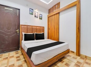 Desk, laptop workspace, free WiFi - Hotel Jaisons (Rishikesh)