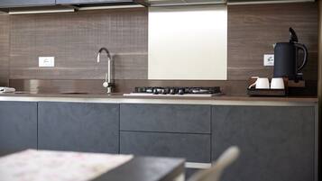 Kühlschrank, Mikrowelle, Ofen, Herdplatte