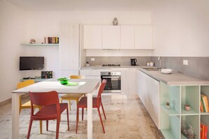 Réfrigérateur, four, plaque de cuisson, lave-vaisselle