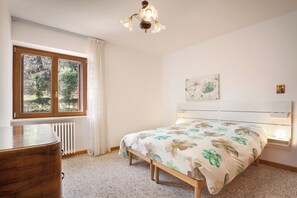 2 bedrooms, travel cot, WiFi, bed sheets - Casa La Palma-Comfortable apartment on the hill, Casa La Palma - Comodo appartamento in collina (Costermano)