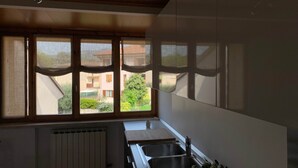 A kitchen with a large window, a sink, and a radiator. - Casa Piera-Comfortable apartment in San Pietro in Cariano, Casa Piera - Comodo appartamento a San Pi... (San Pietro In Cariano)