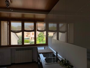 Wasserkocher mit Kaffee-/Teezubehör, Kühlschrank, Mikrowelle, Ofen