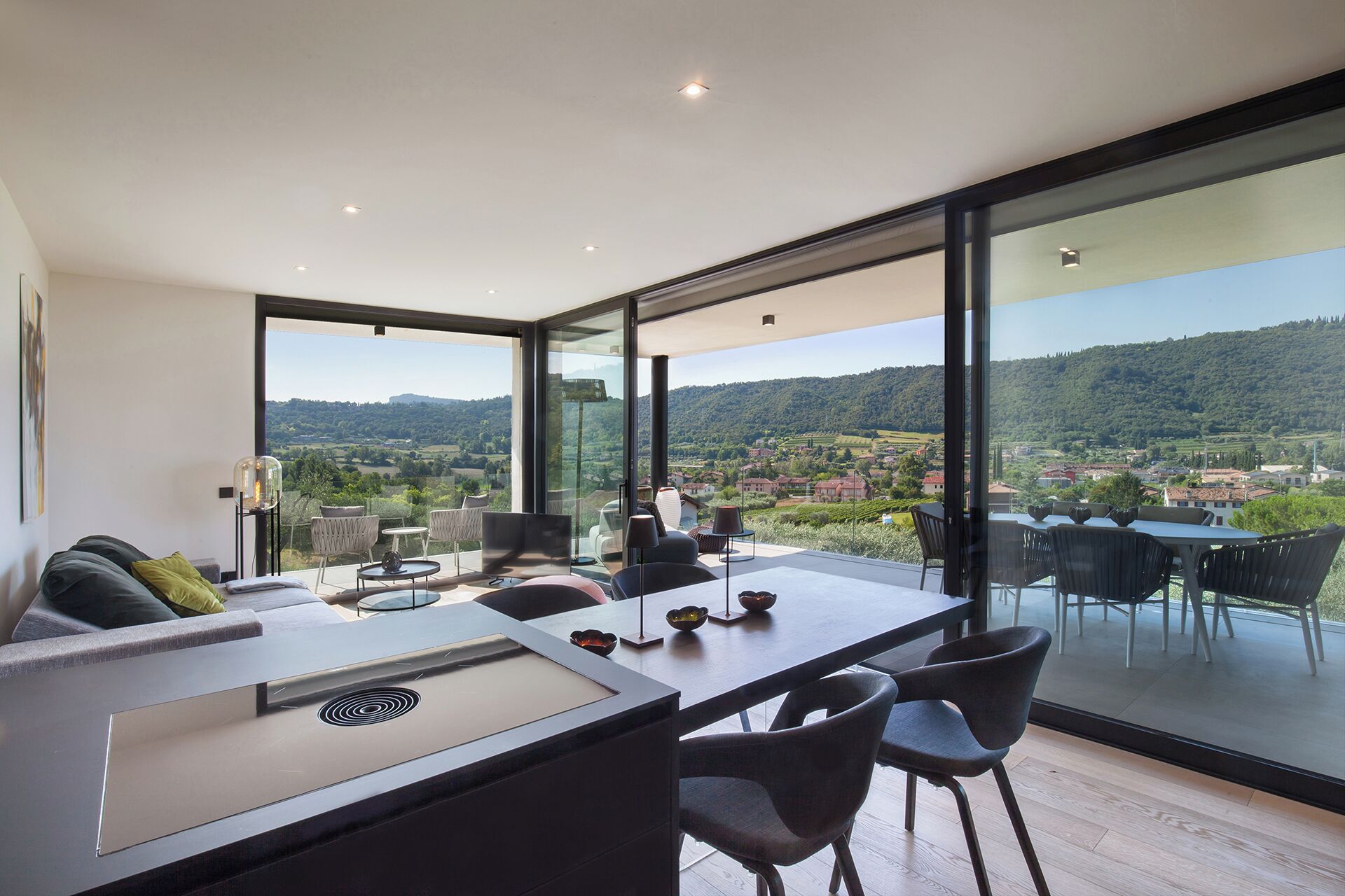 المنشأة من الداخل