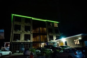 Façade de l’hébergement - soirée/nuit