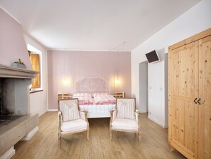 1 habitación, tabla de planchar con plancha, cuna de viaje y wifi