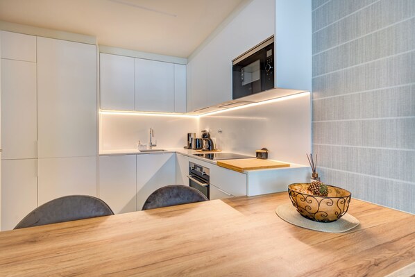 Fridge, microwave, oven, stovetop