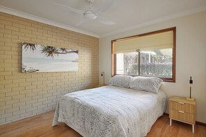 3 bedrooms, iron/ironing board, WiFi, bed sheets