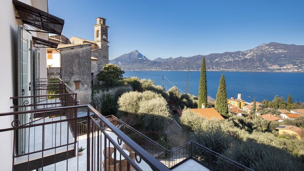 A balcony with a view of a mountain and a body of water. - Casa Sofia - Lake view, Casa Sofia - Casa vista lago (Pai)