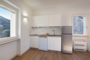 Réfrigérateur, micro-ondes, plaque de cuisson, lave-vaisselle