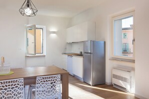 Réfrigérateur, micro-ondes, plaque de cuisson, lave-vaisselle