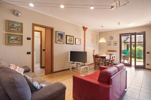 TV - Eli House, Eli House - appartamento con piscina (Cavaion Veronese)