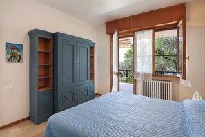 2 bedrooms, travel crib, WiFi