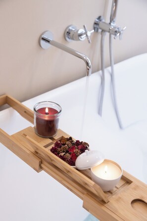 Secador de cabelo, bidê, toalhas de banho, sabonete