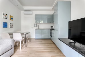 Appartement, 2 chambres | Coin séjour | TV connectée de 40 pouces avec chaînes numériques