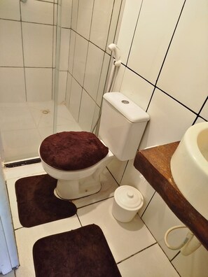 Bidê, toalhas de banho, papel higiênico