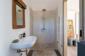 Douche, serviettes fournies, shampoing, papier toilette