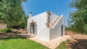 A small, white building with a stone staircase and a metal gate. - Casa di Paolo - Lamia by Rentbeat (Ceglie Messapica)