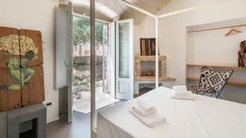 1 bedroom, travel crib