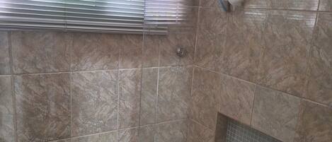 淋浴設備、風筒、提供毛巾、廁紙