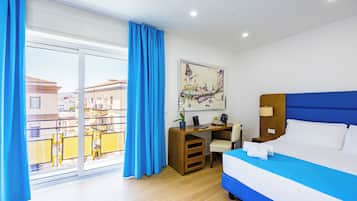 Deluxe-Dreibettzimmer, Balkon, Stadtblick | Balkon